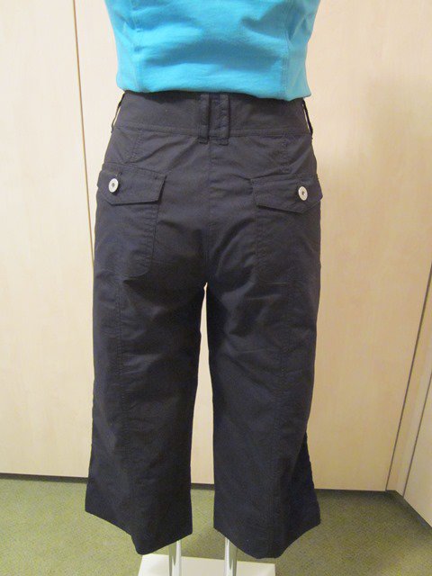 Schwarze 3/4-Hose von She mit vielen Details