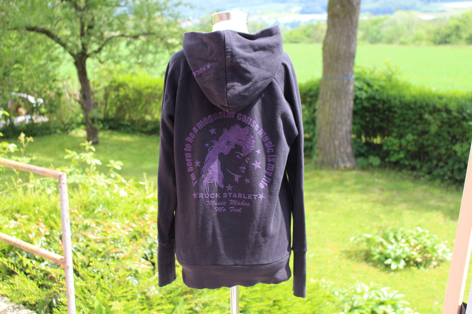 Cooler schwarzer Kapuzenpulli