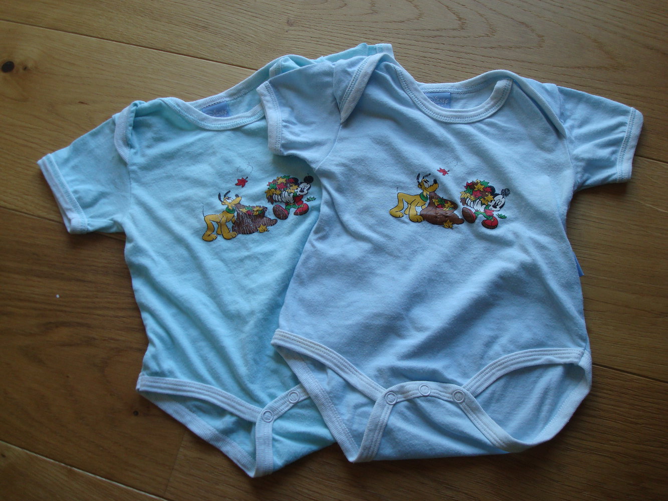 2 Kurzarmbodys in blau von Disney