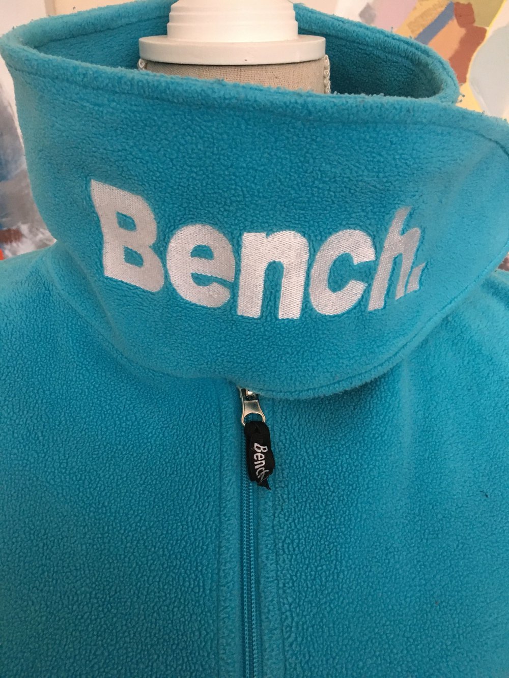 Schöne blaue Fleecejacke mit Bench Aufdruck 