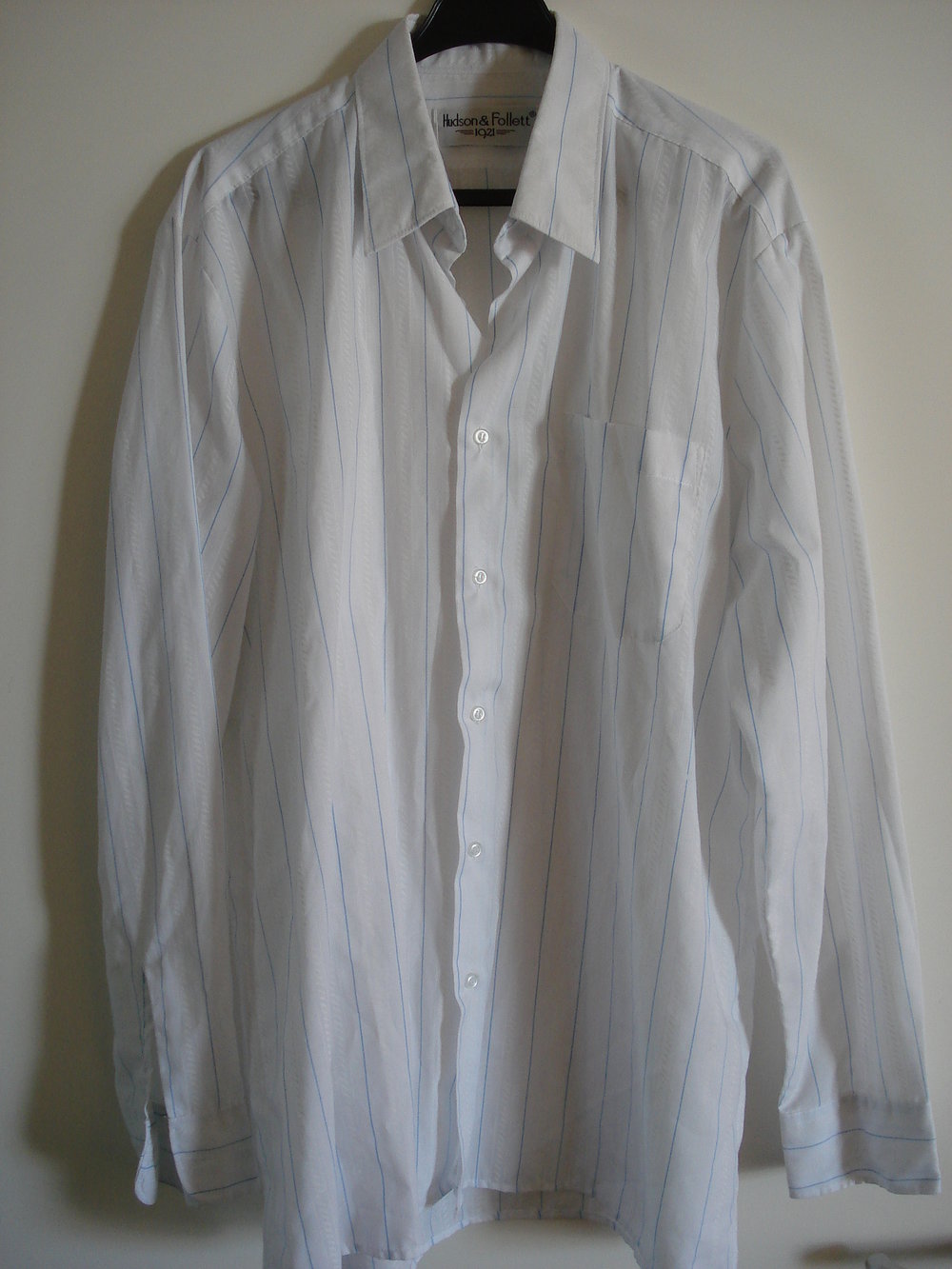 weiß-blau-gestreiftes Business-Hemd