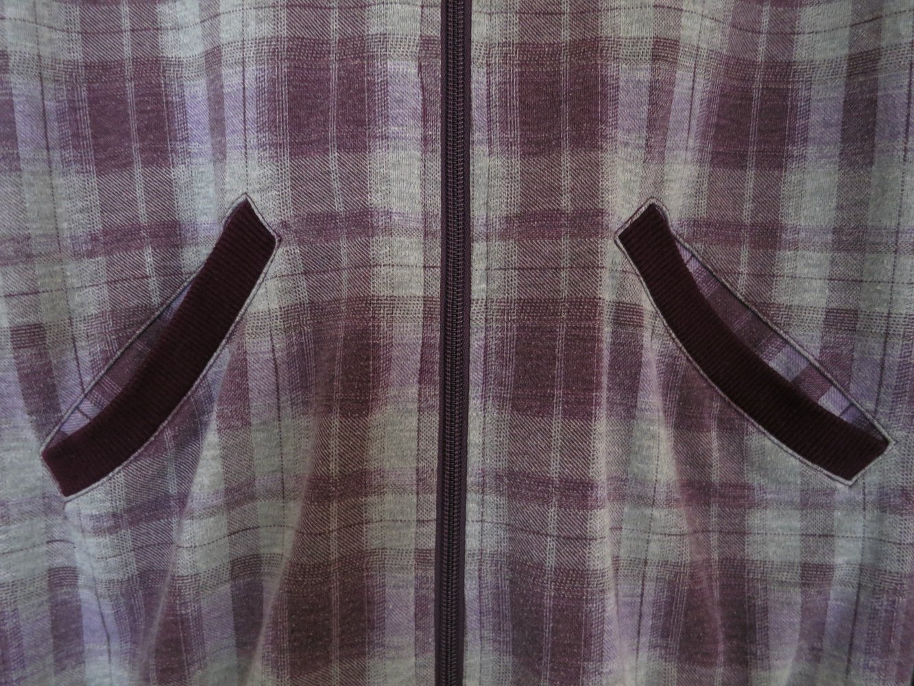 Karierte Kapuzen-Jacke in grau-lila