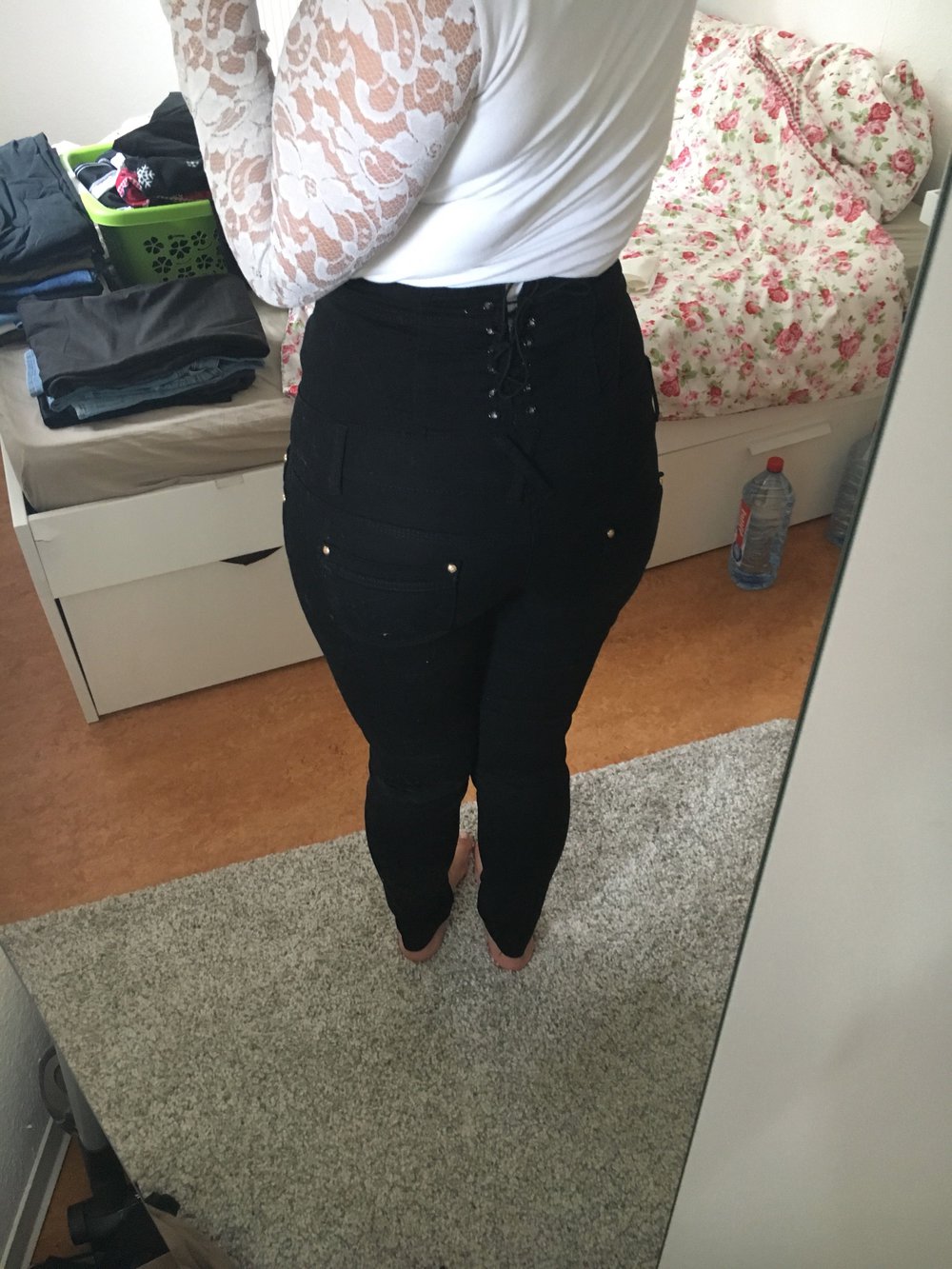 Schöne Hose zum schnüren mit Knöpfen 