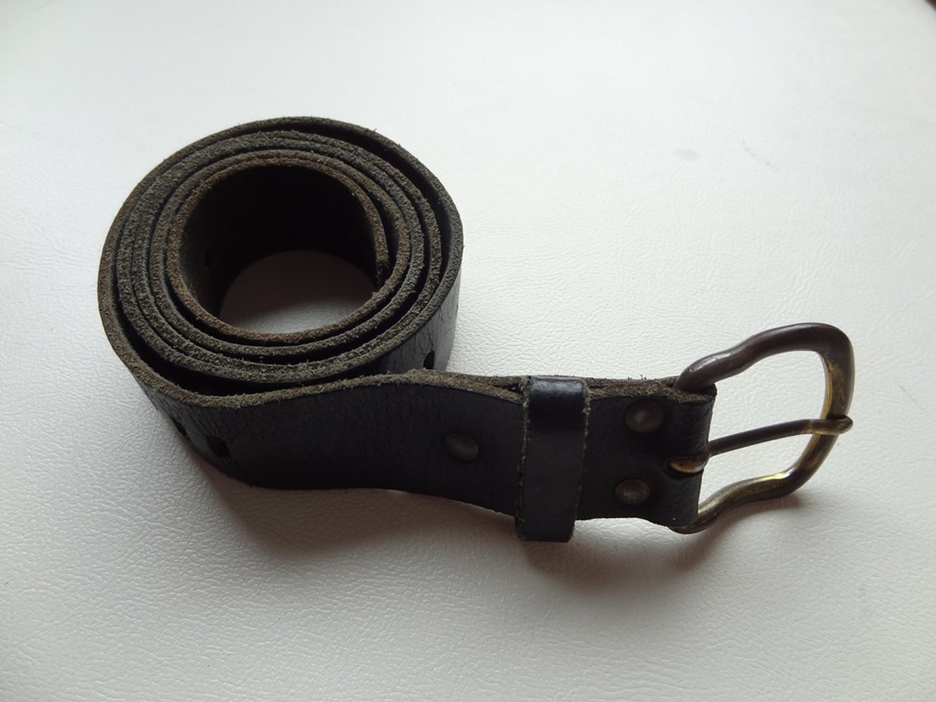 Schwarzer Gürtel mit Lochmuster