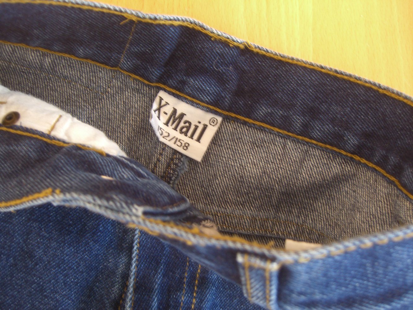 Dunkelblaue Jeans, neu