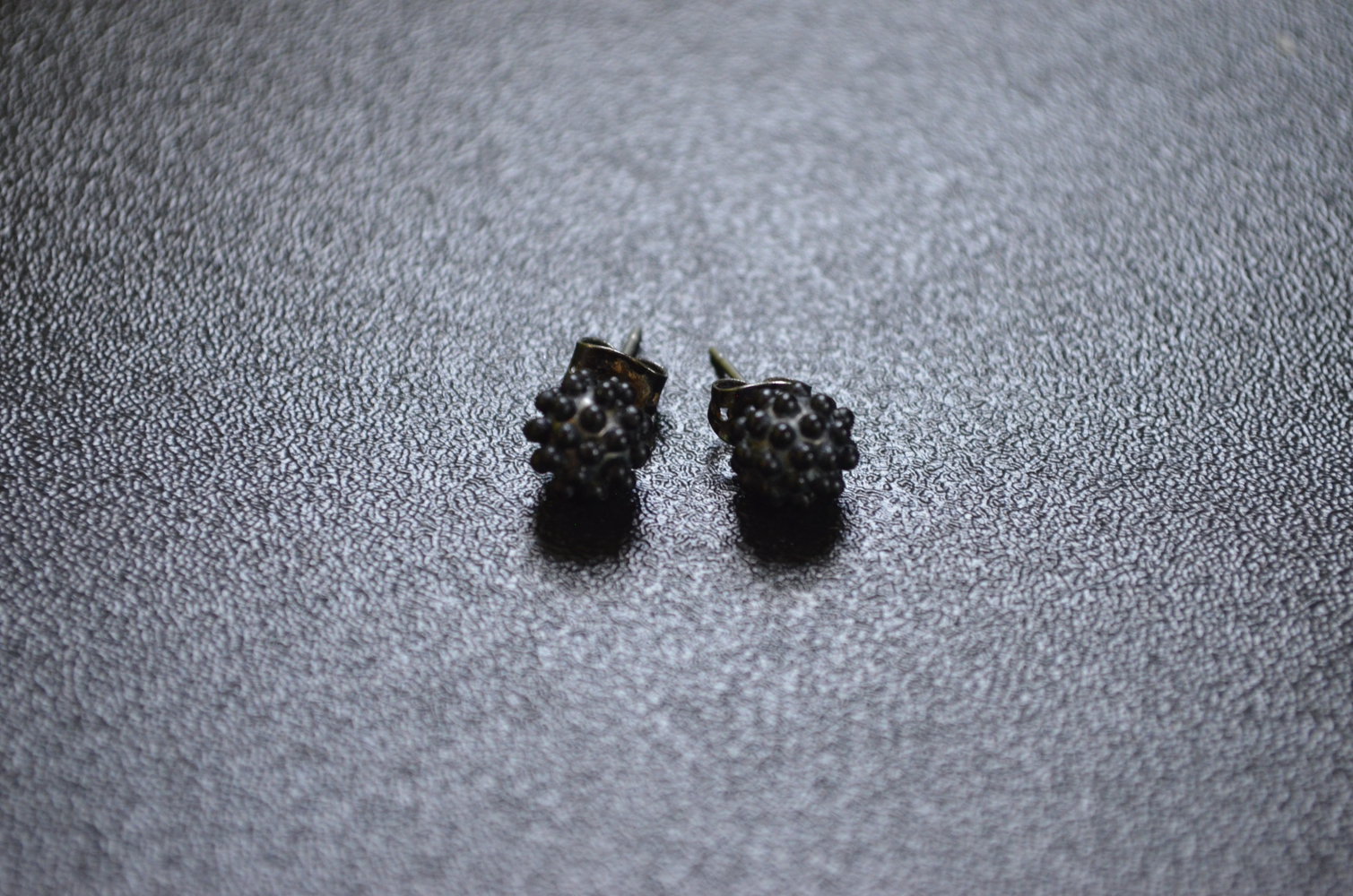 Schwarze Ohrringe