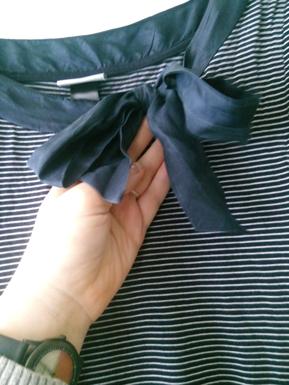 Süßes gestreiftes T-Shirt mit Seiden Schleife