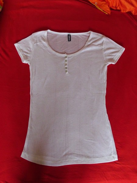 Weißes T-Shirt mit Knopfleiste und Struktur