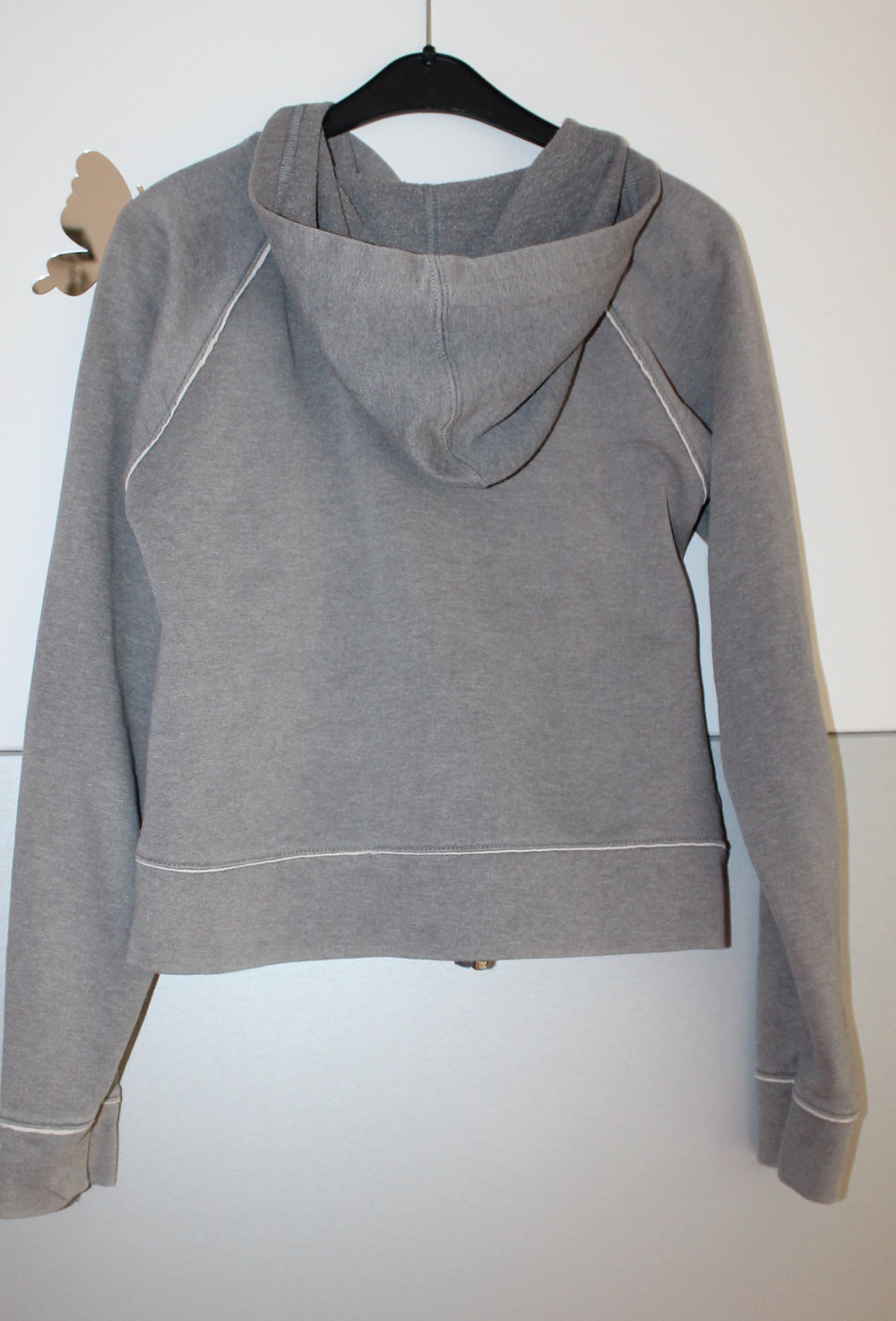 graues Sweatshirt mit Reißverschluss und Kapuze