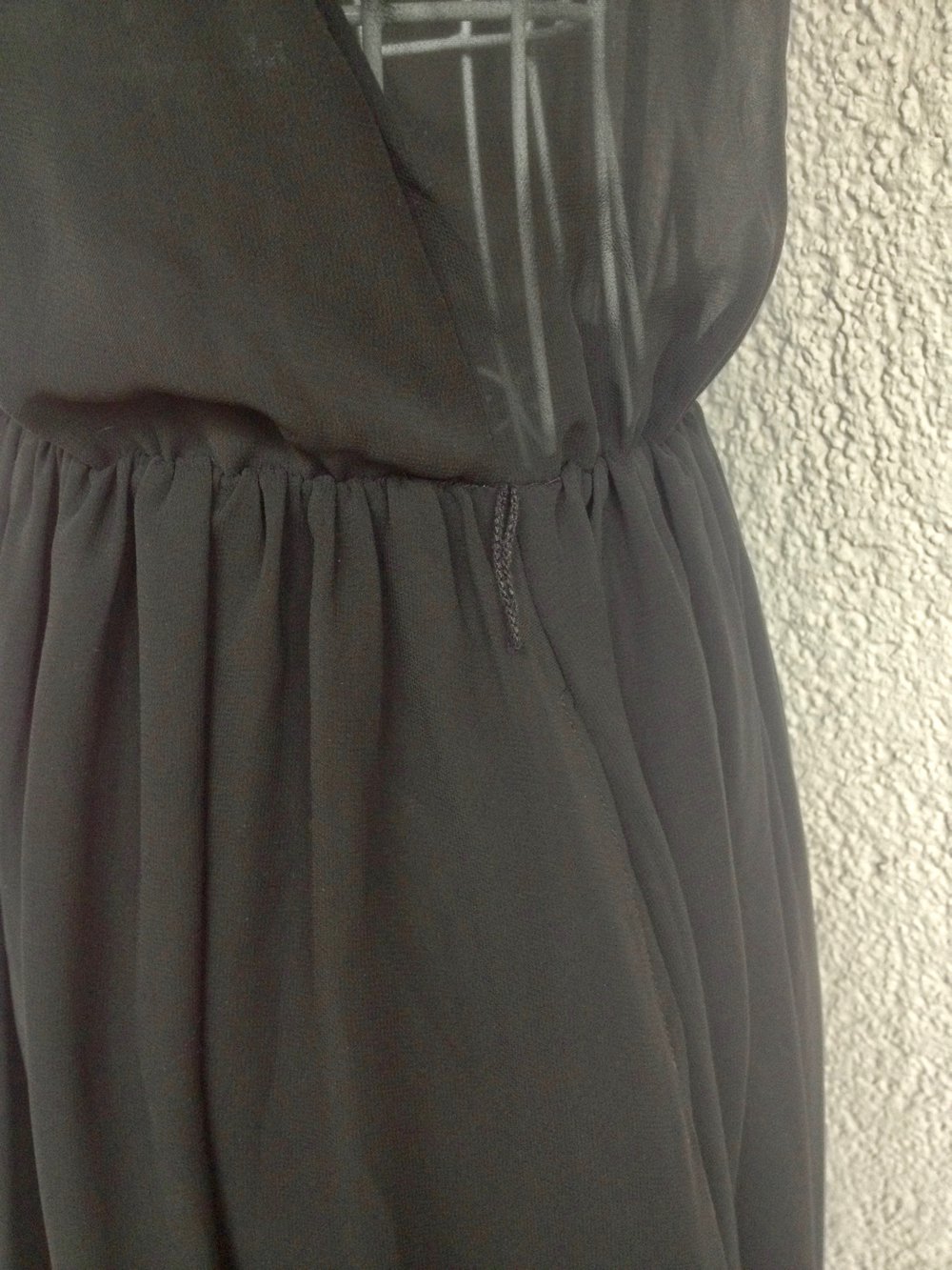 Schönes Kleid ohne Ärmel und mit transparenten Rücken von H&M