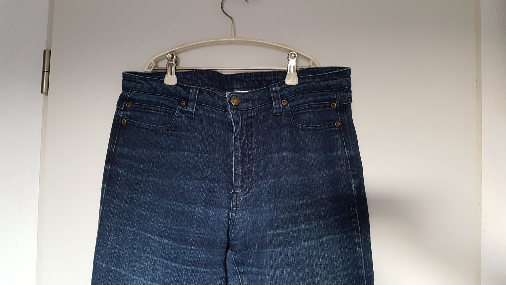 456. Neuwertige Röhren-Jeans, Gr. 38