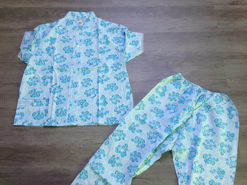 Blumenmuster-Schlafanzug aus guter alter Zeit! Blau-türkis-weiß! Original verpackt