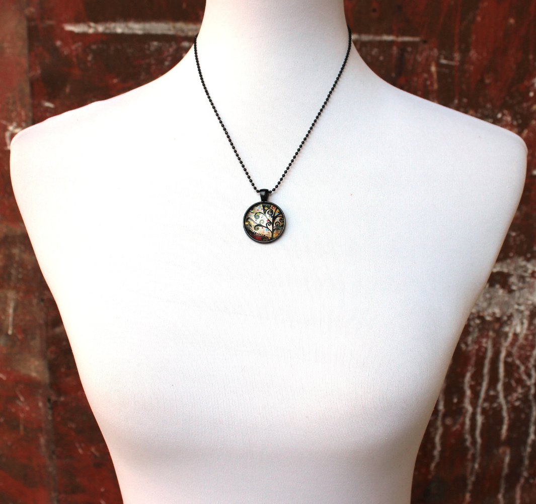 schwarze kurze Kette mit schwarz-buntem floralem Cabochon