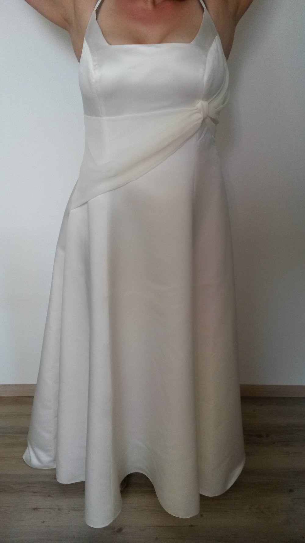 schnörkelloses Brautkleid mit raffinierter Schärpe aus Tüll und Mini-Schleppe (cremefarben)