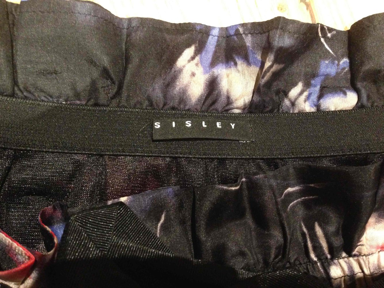 verspielter, blumiger Seidenrock von Sisley