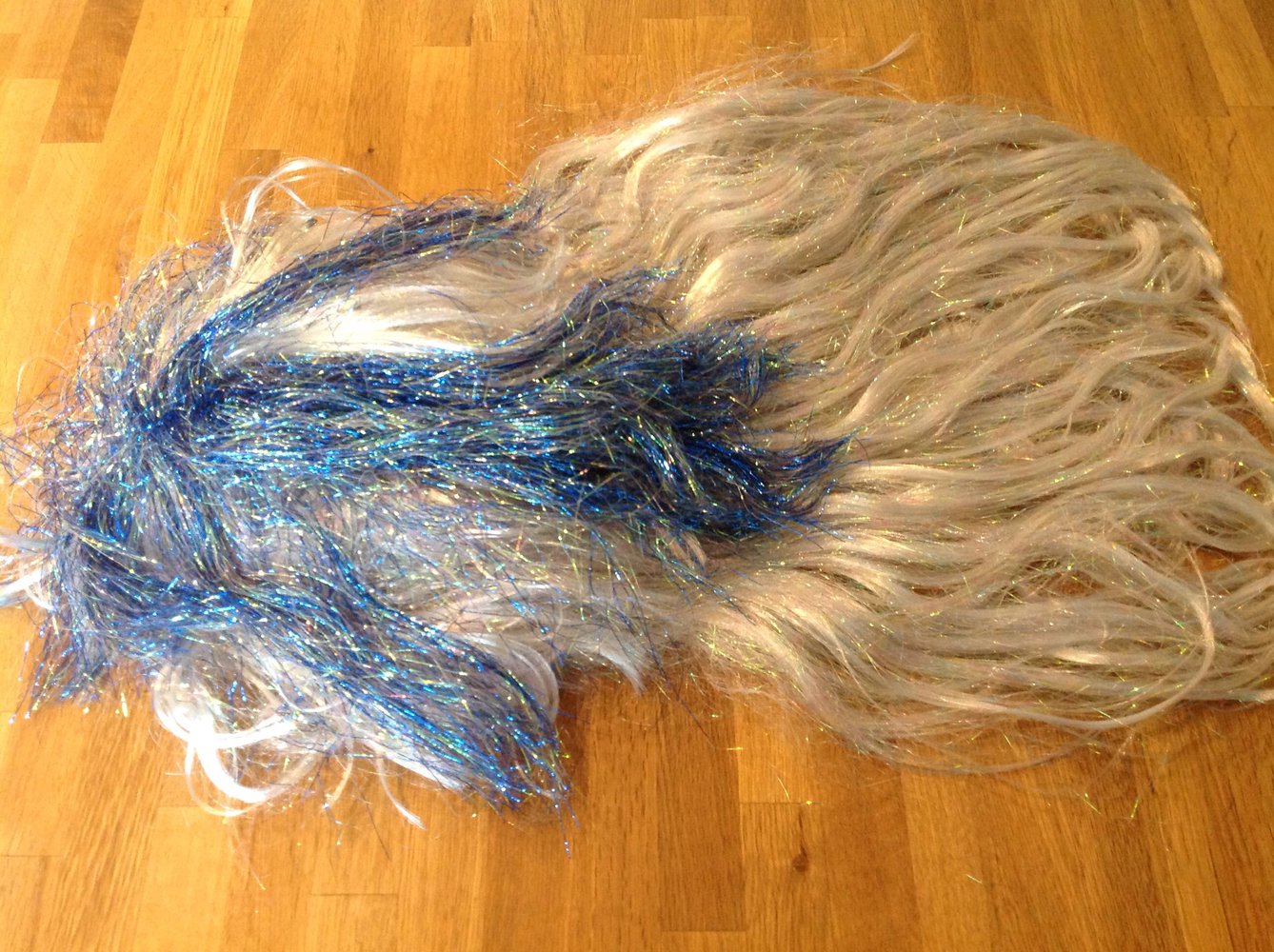 Perücke - NEU - mit Etikett - weiß blau glitzer 