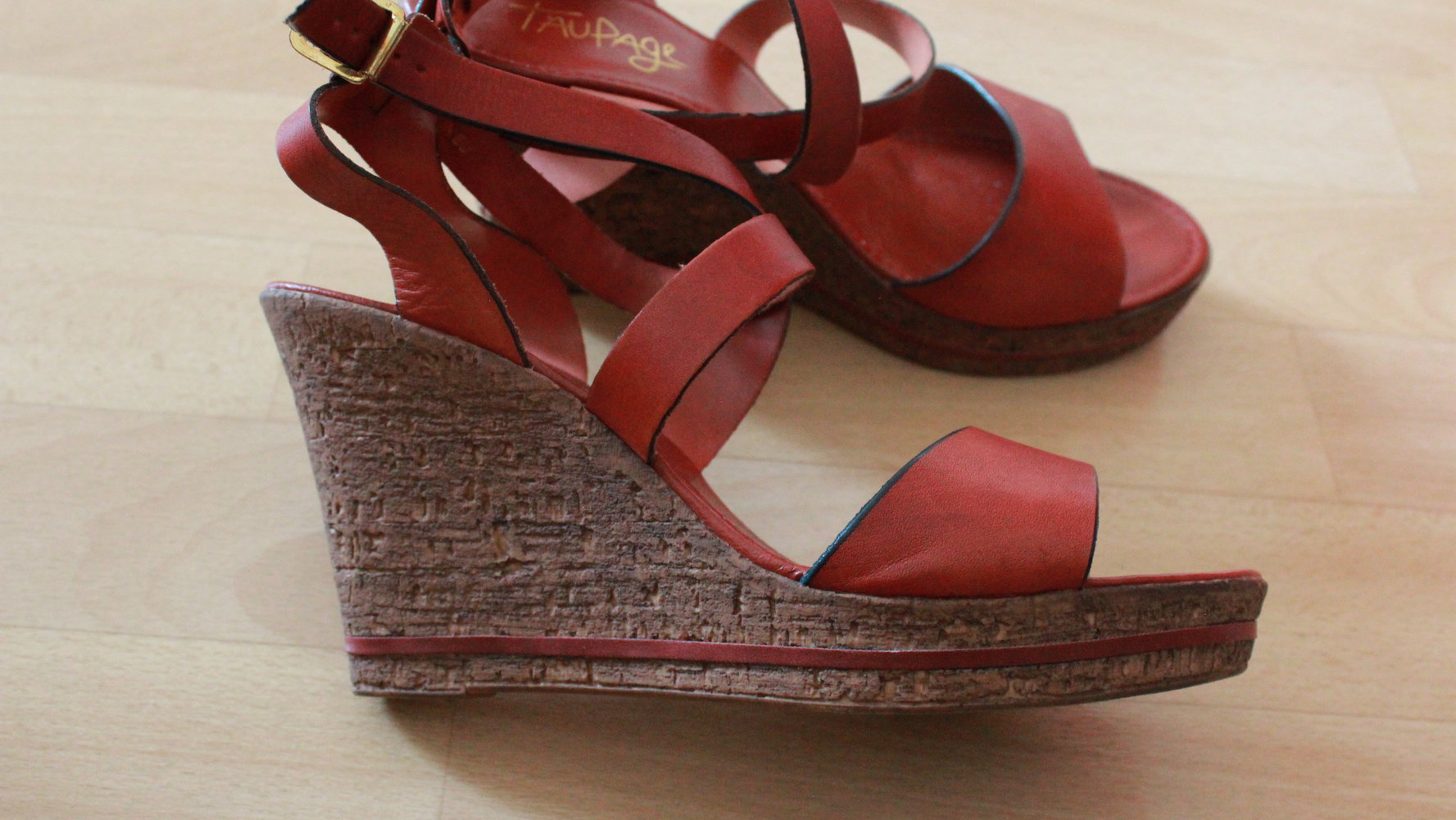 Rot-braune Lederwedges