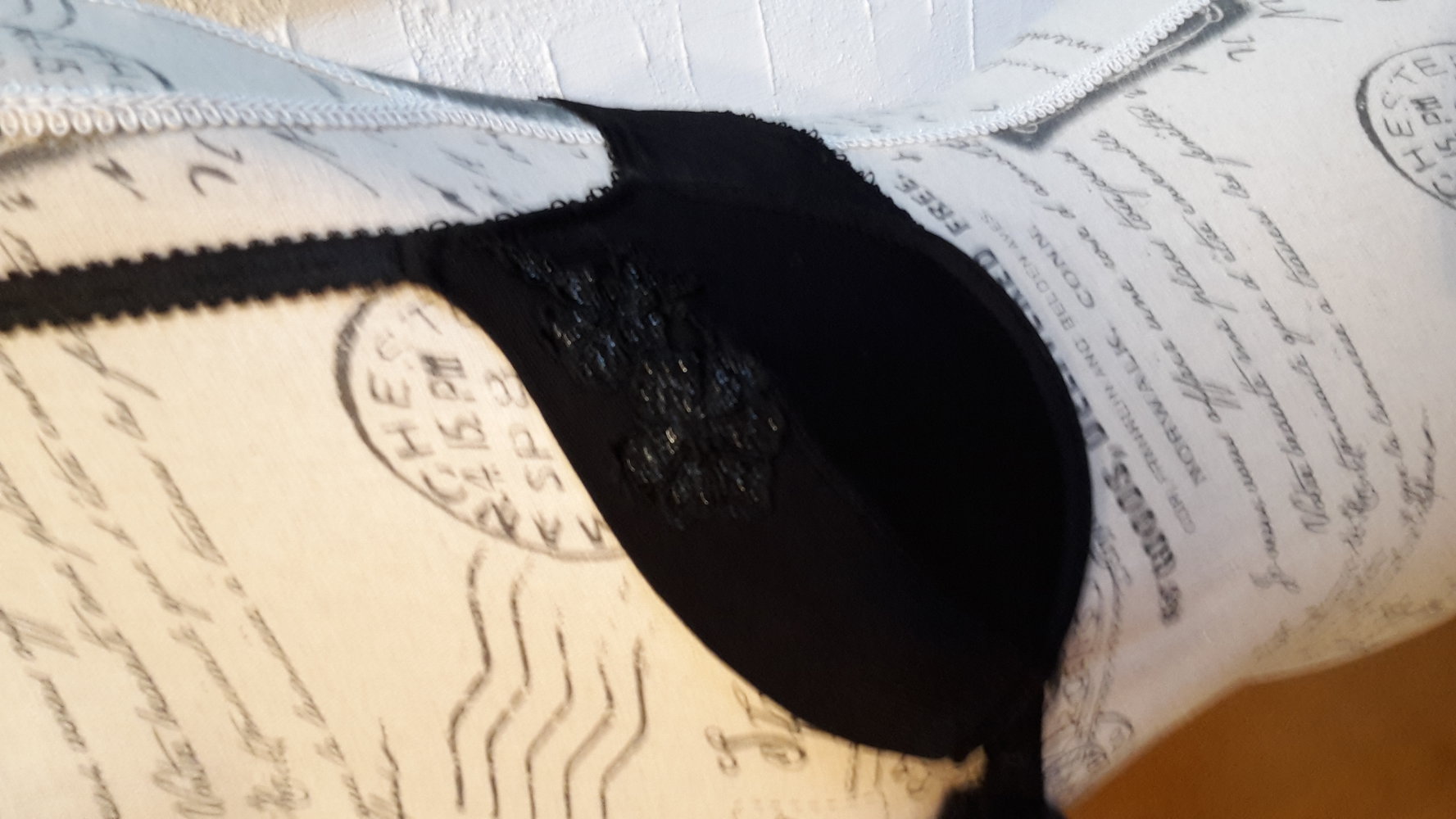 schwarzer BH, 75/C, viele schöne Details, gepolstert kein Push up