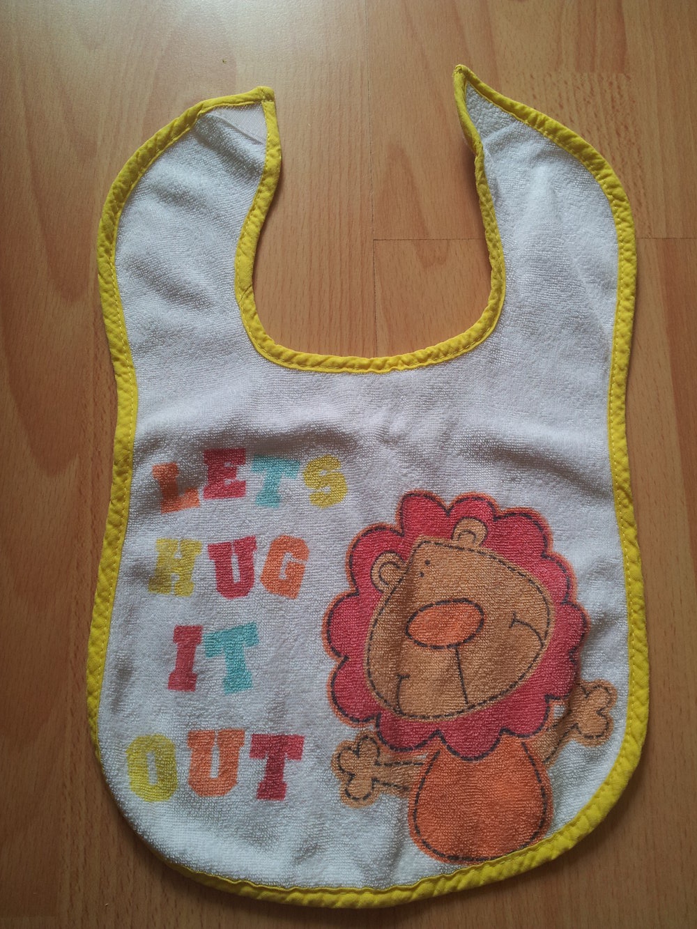 Lätzchen Löwe weiß gelb orange Klettverschluss NEU 