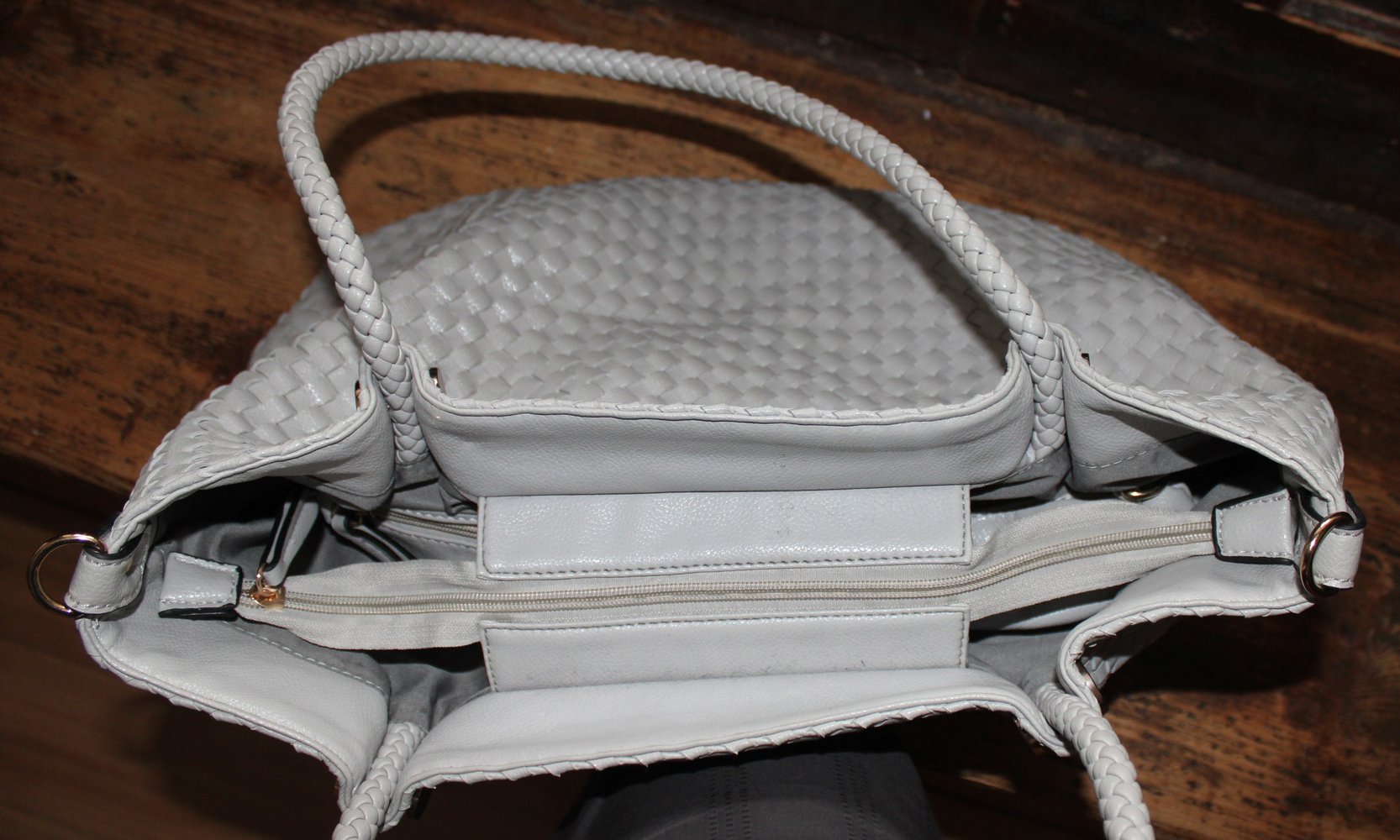 „gewebte“ Sommertasche in hellgrau aus Kunstleder