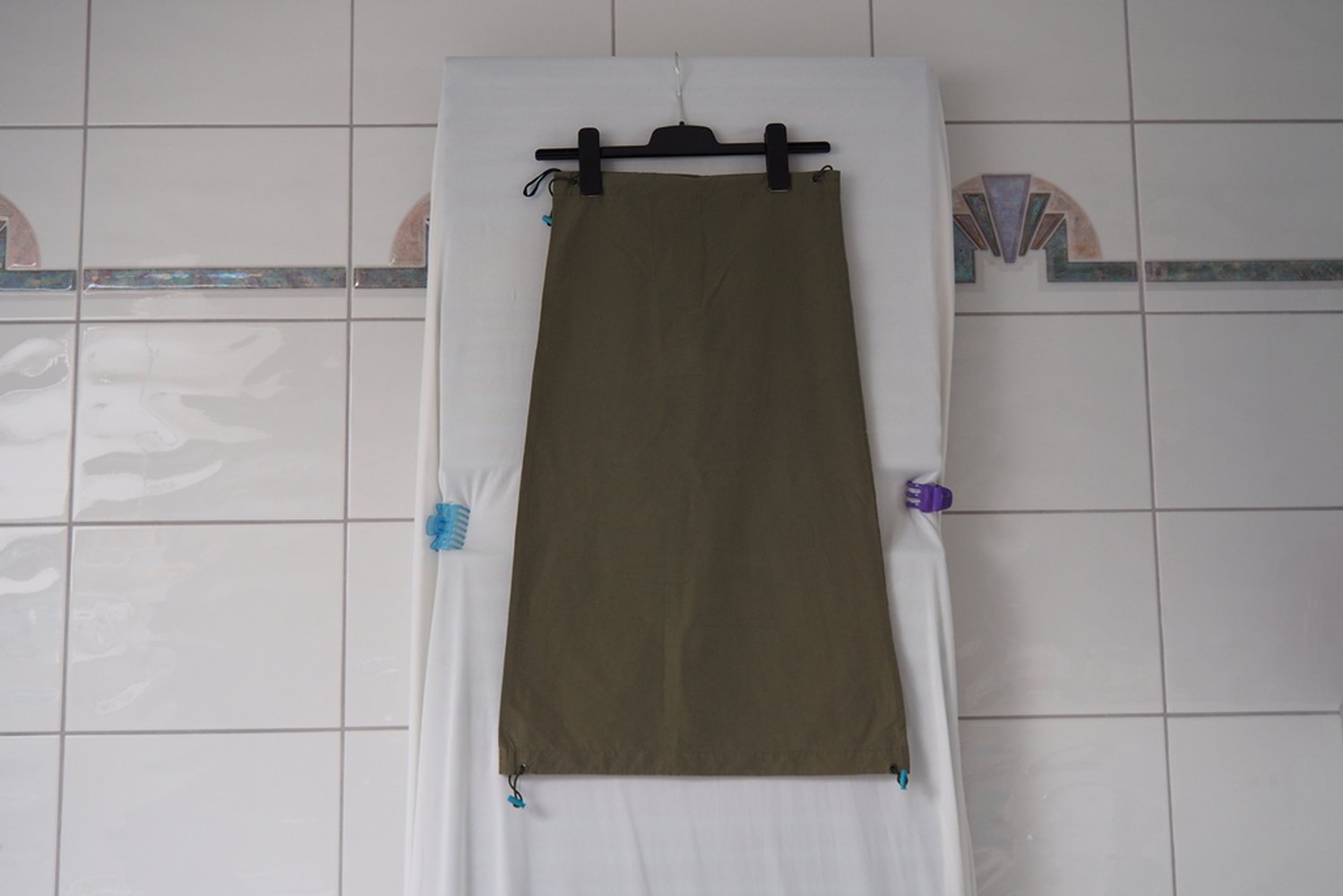 Langer khaki Rock mit türkis Gr. 140 