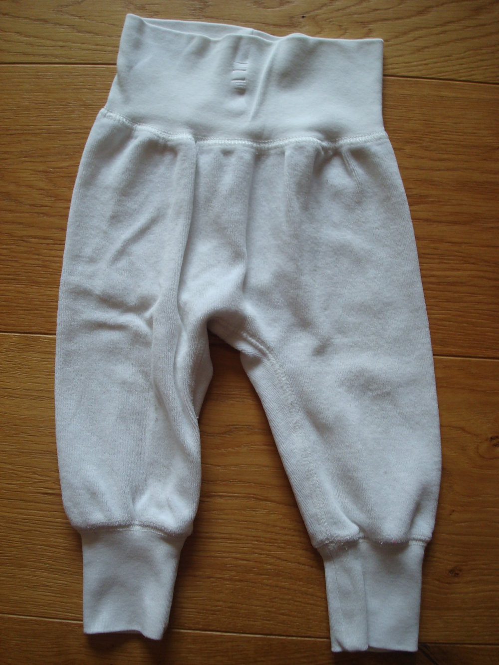 2 süße Pumphosen in neutralen Farben Gr. 62