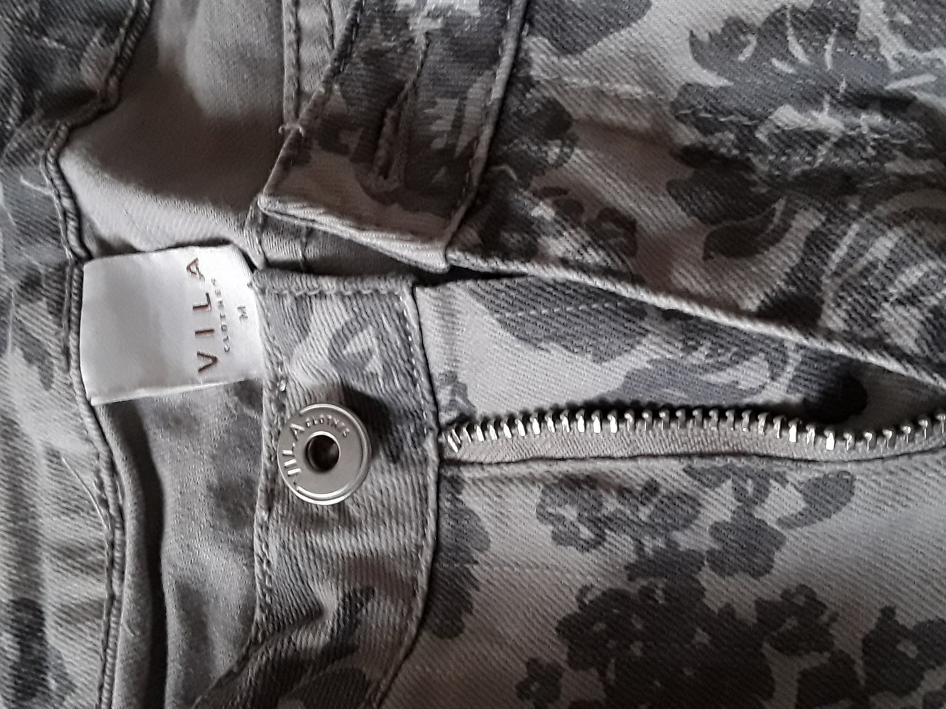 Jeanshose mit floralem Muster