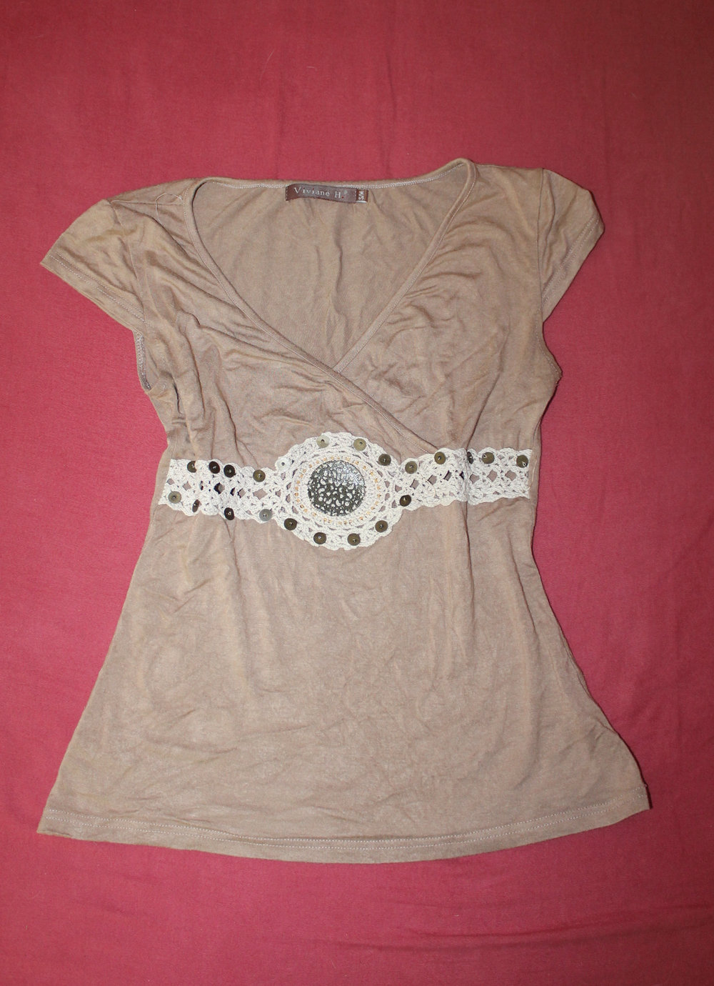 schönes Oberteil mit Brosche in besch