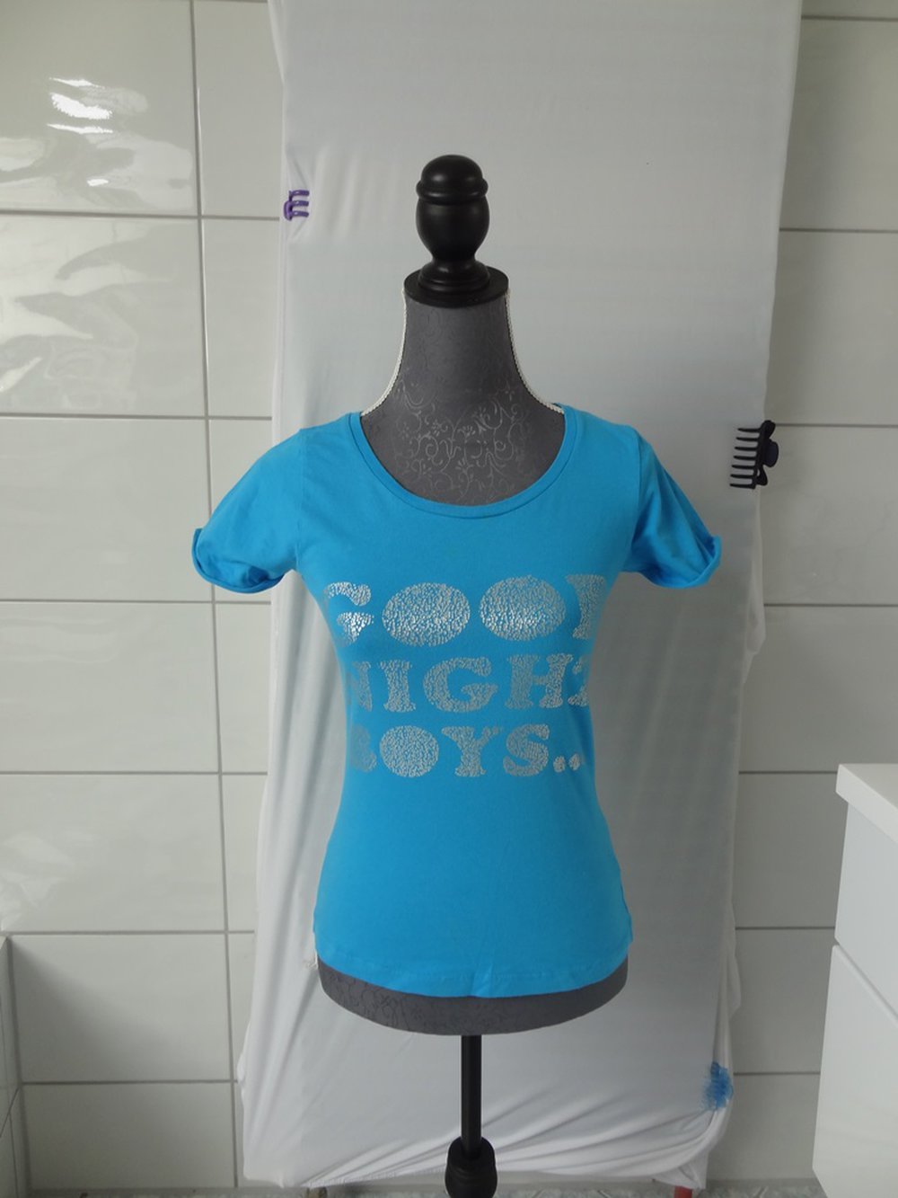 Blaues T-Shirt mit silberner Aufschrift 