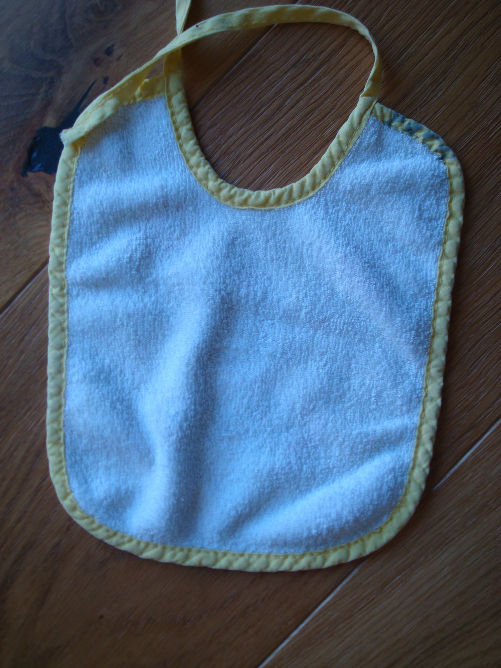 kleines Lätzchen zum Binden