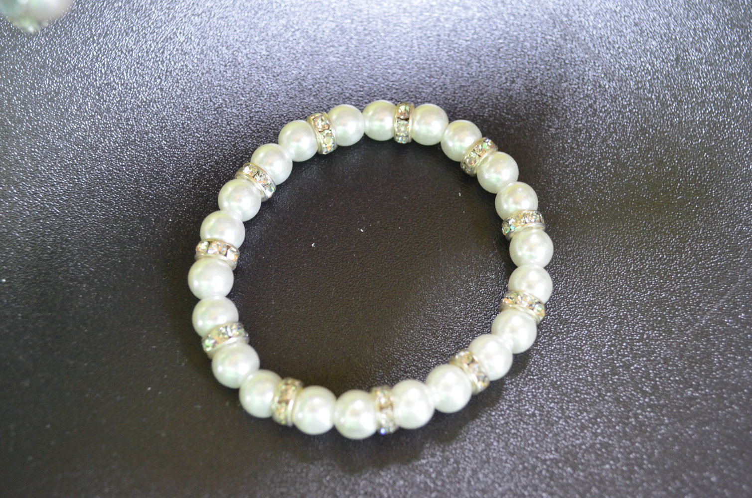 weißes Perlenarmband