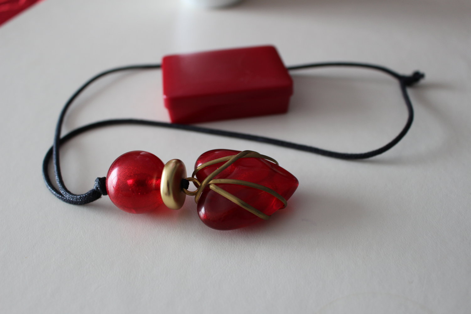 299. Vintage Herz Anhänger auf Kordel