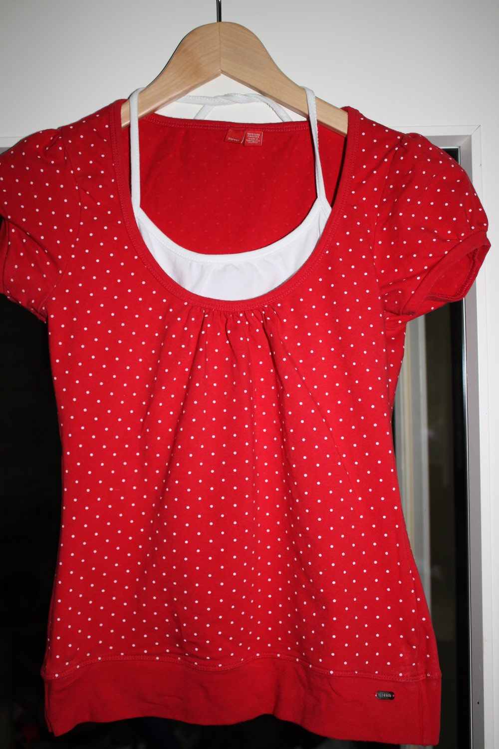 Rot-weiß gepunktetes T-Shirt von Esprit