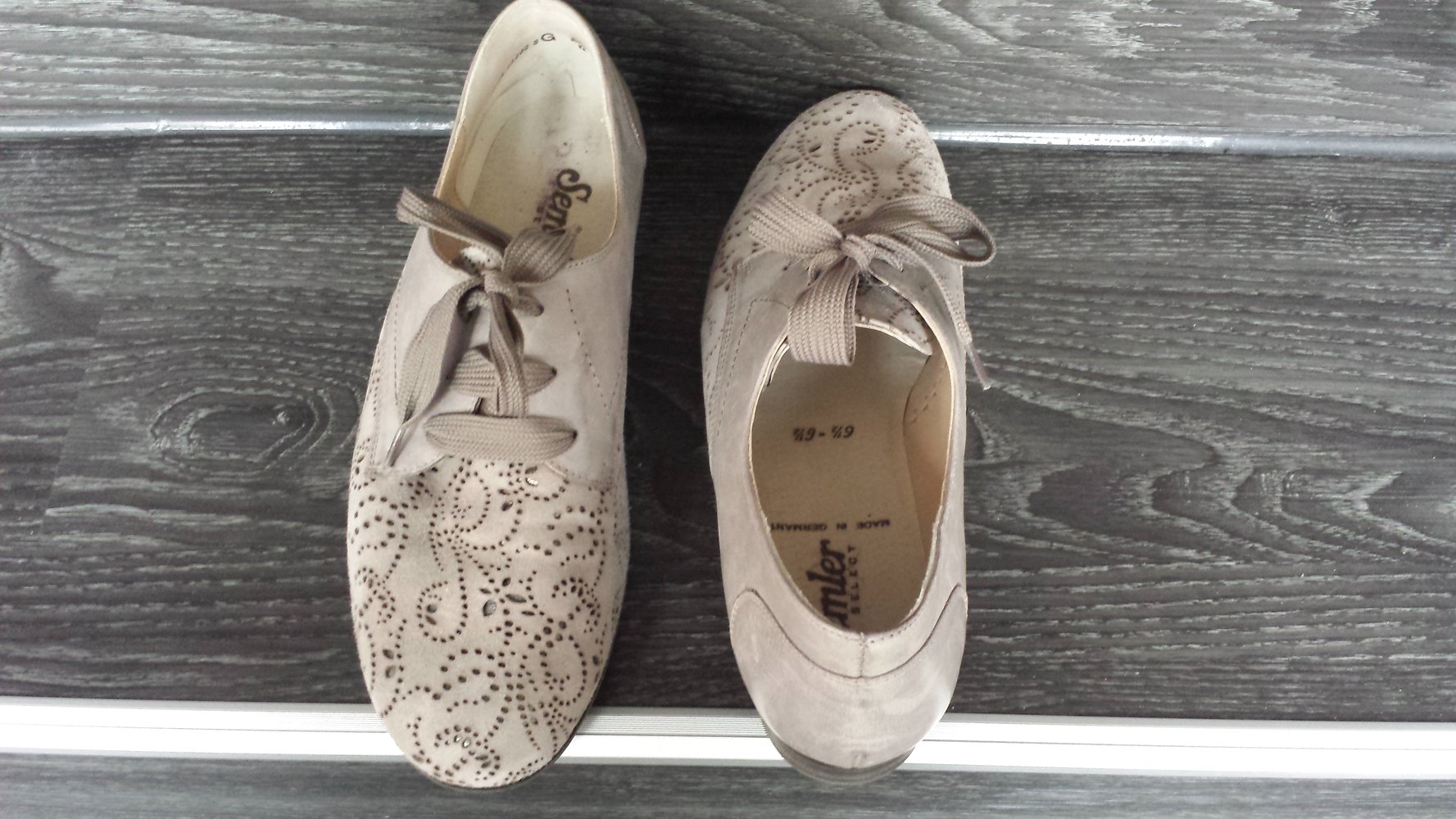 Beigefarbener Schnürer 