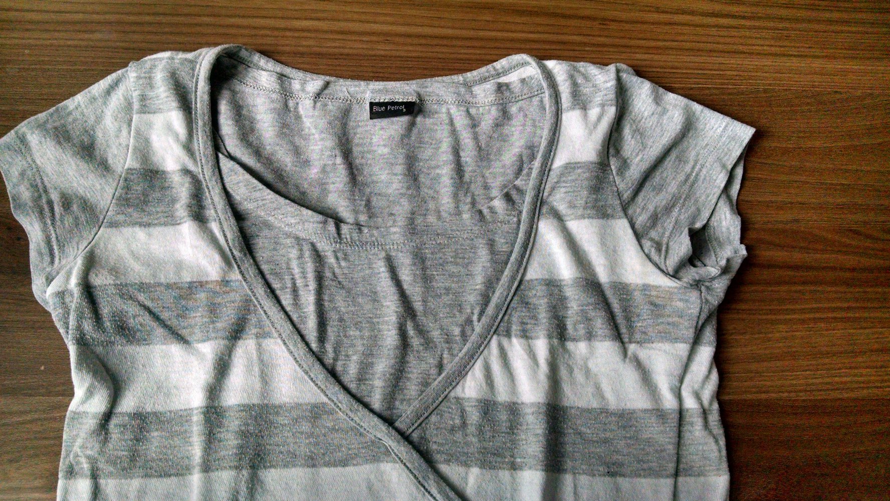 T-Shirt hellgrau-weiß