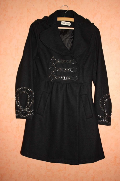 Schwarzer schöner Wintermantel mit Perlenstickerei