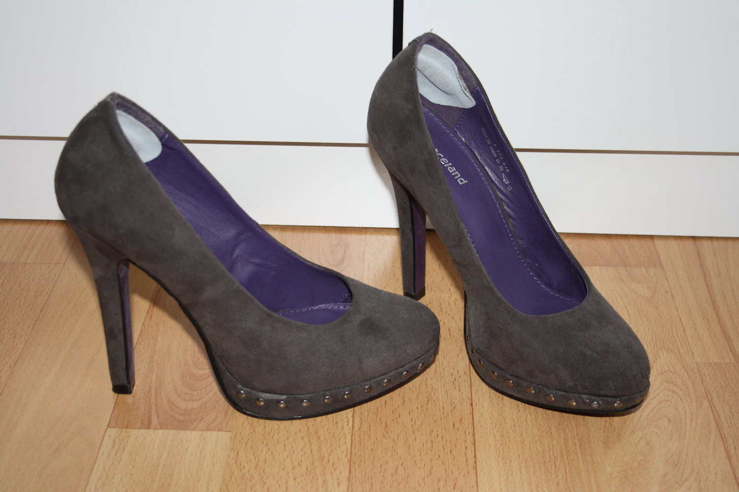 * graue Nieten Pumps