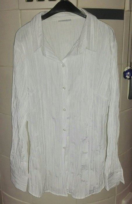 Weiße zerknitterte Bluse