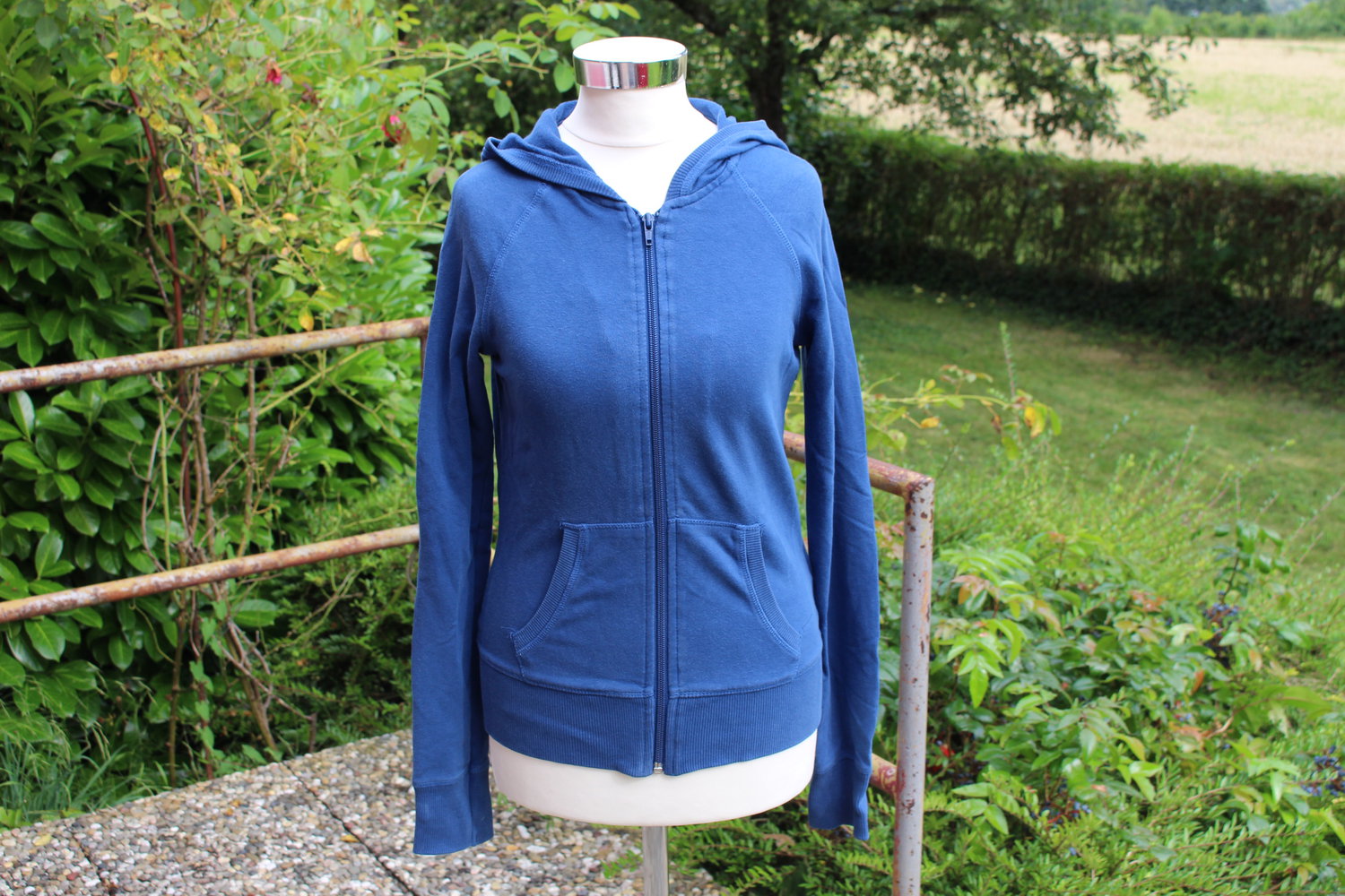 dunkelblauer cooler Kapuzenpulli