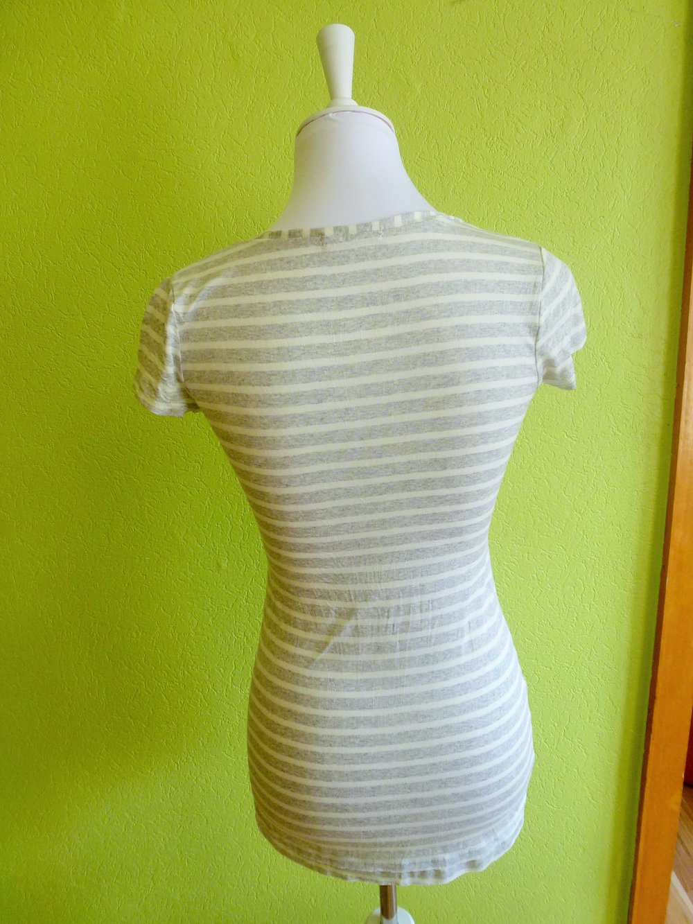 Weiß-Grau gestreiftes T-Shirt von Made in Itary, Gr. S