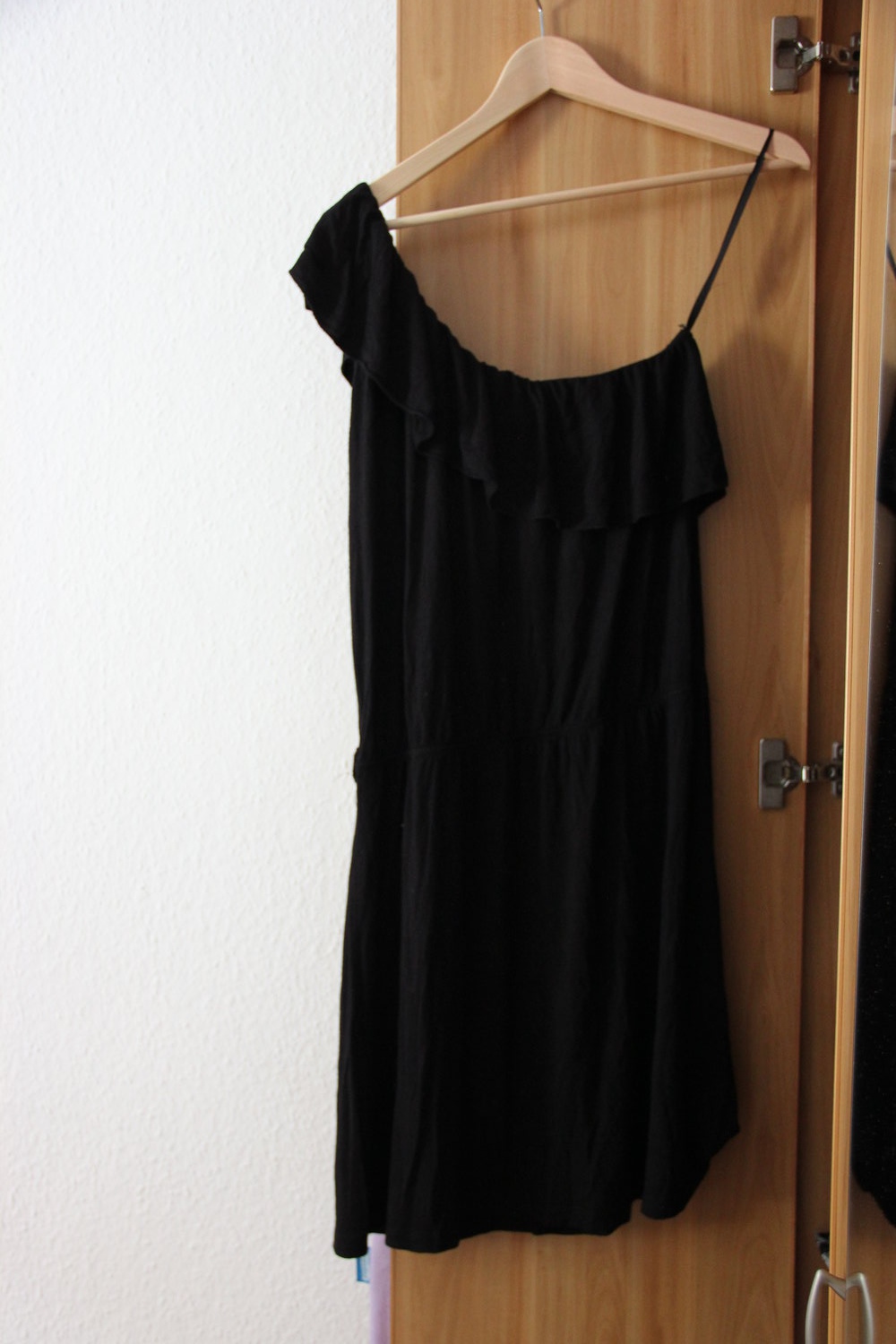 Schwarzes, schulterfreies Kleid