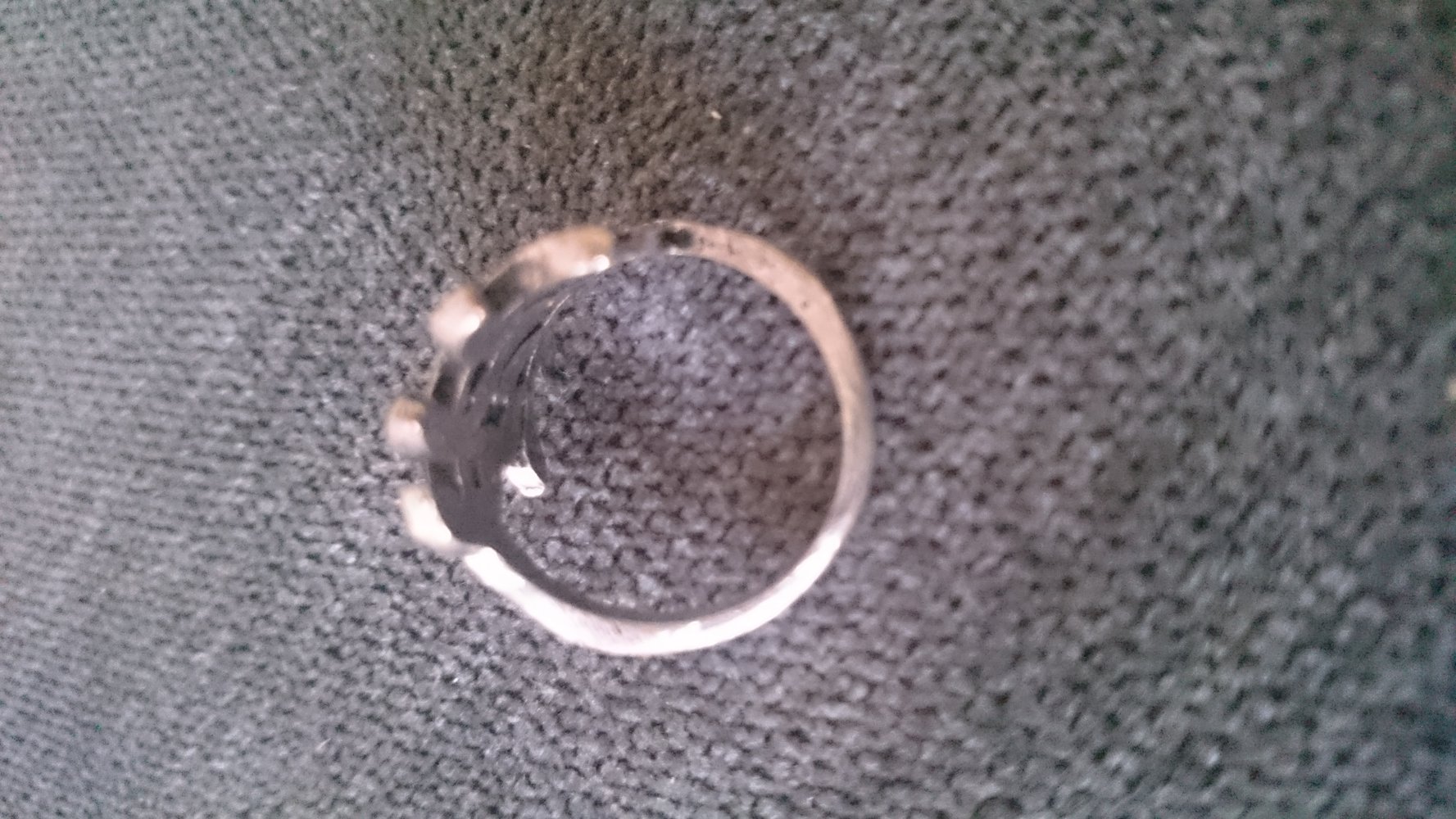 Schöner Ring in Blätterform anthrazit