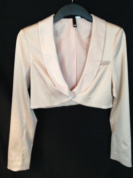 Kurzblazer in cremefarbener satinoptik