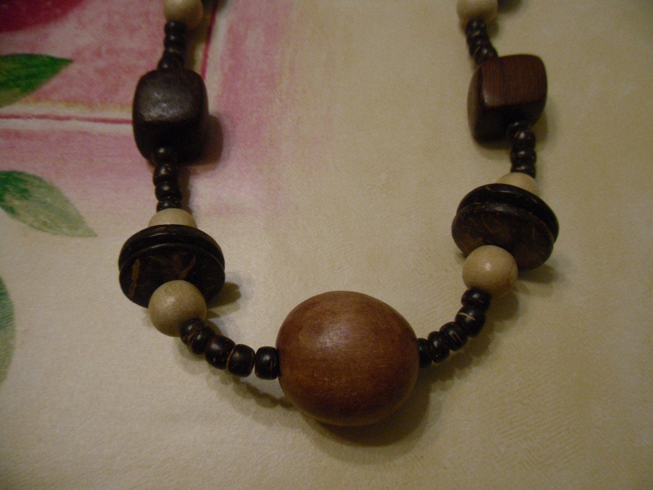 Kette mit unterschiedlichen Holzperlen