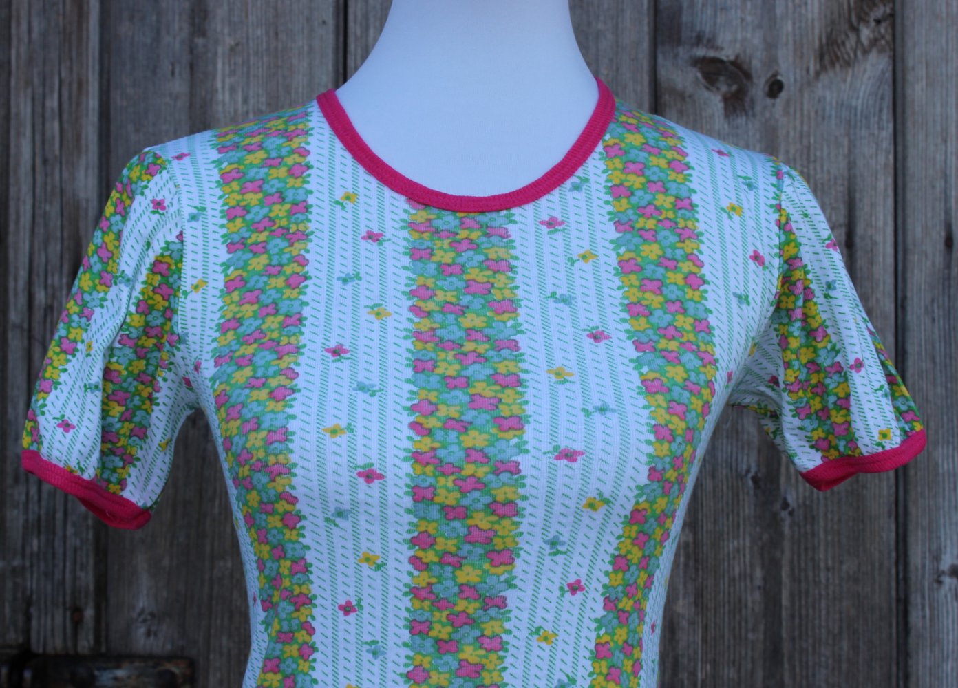 weißes Vintage T-Shirt (Unterhemd?) mit Blumenmuster, ca. Größe 34-36