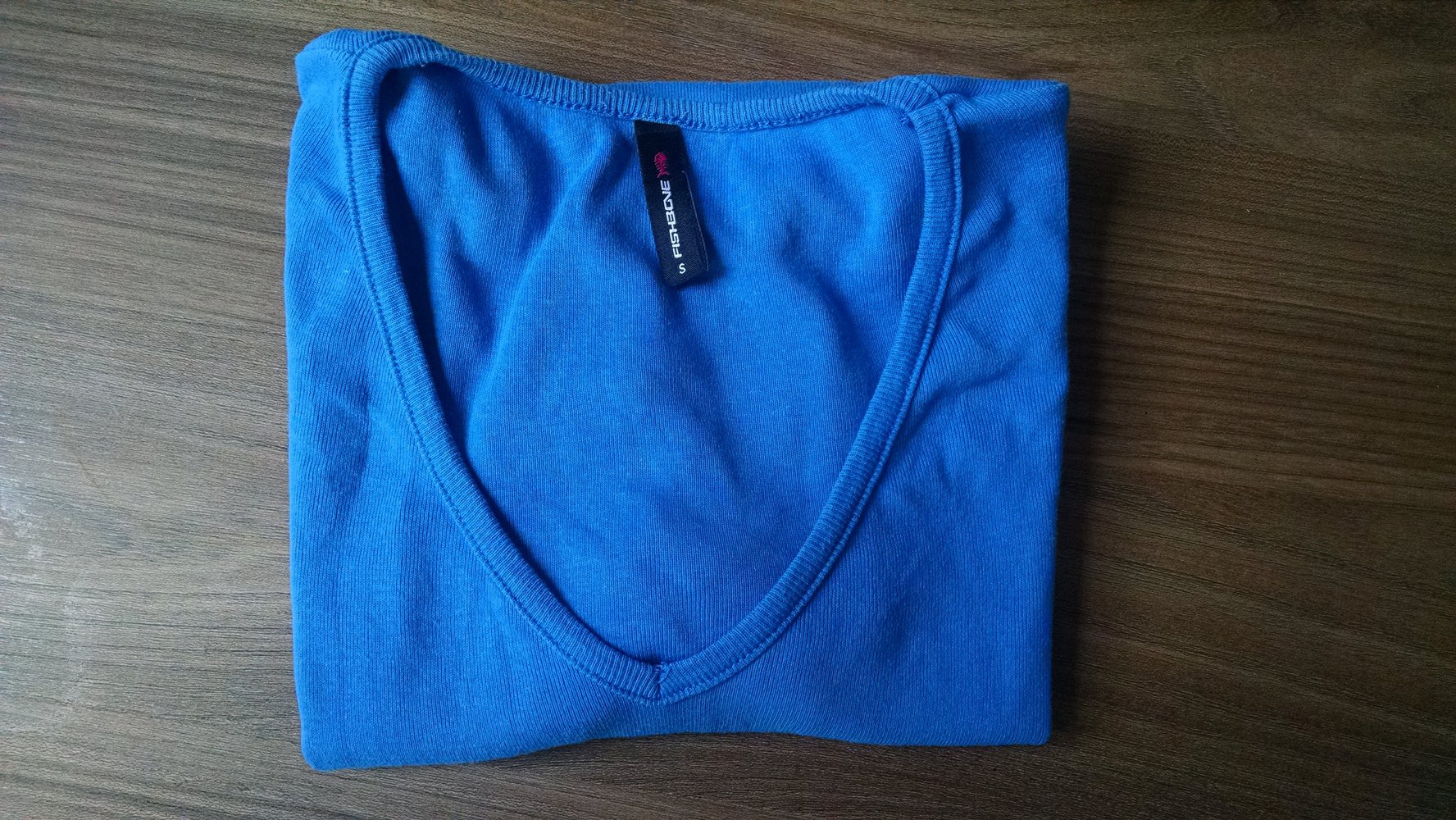 T-Shirt in schönem Blau