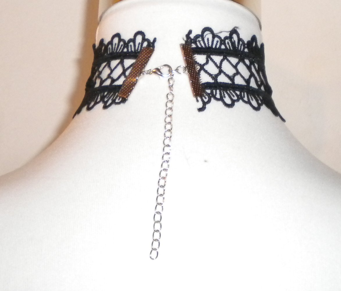 schwarzer breiter Choker aus Spitze mit Rauten u. Blumen, Spitzenchoker, Blumenchoker