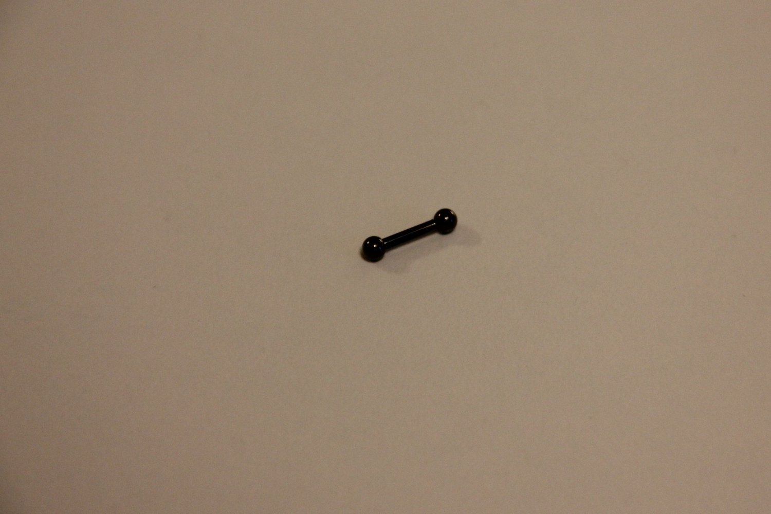 Schwarzer Micro Barbell mit Kugeln