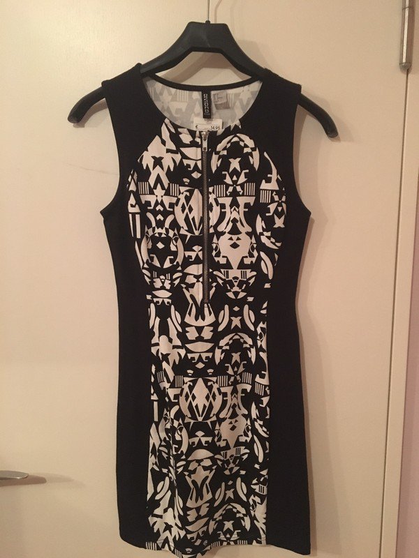 kurzes Kleid mit Muster