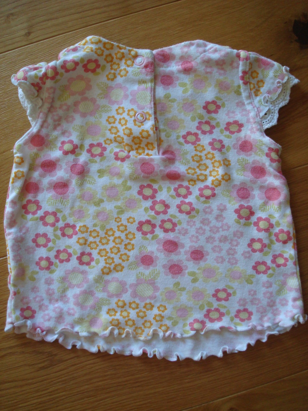 2 süße Oberteile mit Blumen Gr. 62